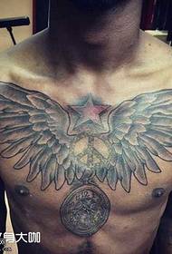 Modello di tatuaggio sveglia con ali sul petto