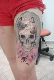 女性腿部彩色骷髅和玫瑰纹身图案