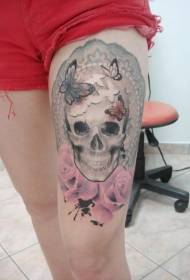 Gambe femminili colorate con teschio e motivo tatuaggio rosa