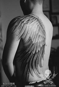 Motivo tatuaggio ali grandi sulla spalla