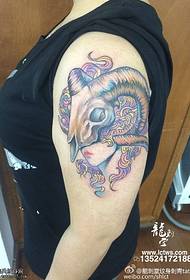 Pattern di tatuaggio di alpaca à a spalla