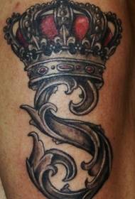 Uzorak gotičke abecede i krune tetovaže
