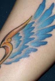 Modello bellissimo tatuaggio ali colorate