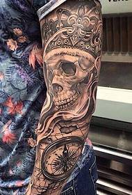 skull tattoos yn ferskate posysjes binne noch hieltyd eng