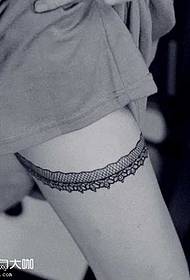 Patrón de tatuaxe de cordón nas pernas