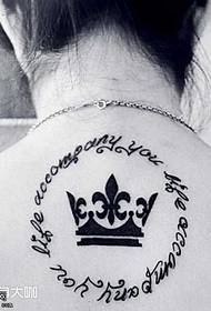 Piştgiriya Englishngilîzî ya Crown Totem Tattoo