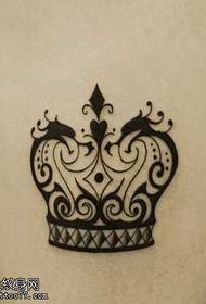 Modello di tatuaggio corona gamba