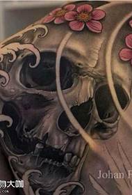 Modello tatuaggio teschio personalità spalla