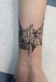 Foto di opera d'arte tatuaggio metà angelo mezzo diavolo ali