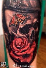 Класична череп пеперутка роза шема на тетоважа