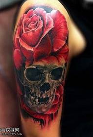 Rose ak modèl tatoo zo bwa tèt