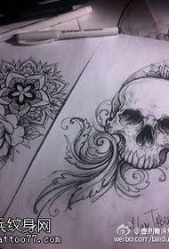 Modello classico di tatuaggio teschio dipinto a mano