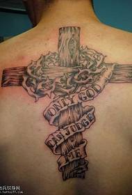 Model de tatuaj cruce din spate