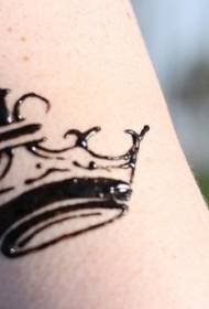 Черный минималистичный узор с татуировкой в виде новой короны