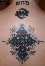 Totem z krzyżowym wzorem tatuażu