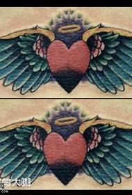 Крыла татуіроўкі ў форме сэрца