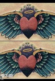 Modello di tatuaggio ali a forma di cuore