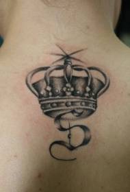 Натраг писмо круна црно сиви узорак тетоваже