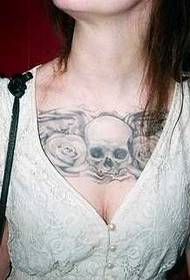 Europeiska och amerikanska tatueringsmönster för skalle totem på bröstet