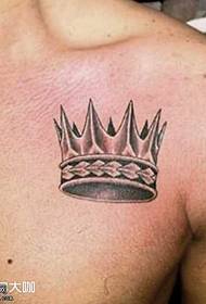 胸の小さな王冠のタトゥーパターン
