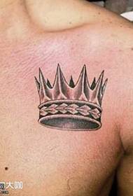 Motivo tatuaggio petto piccola corona
