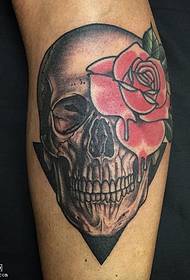 Ang pattern ng calf na klasikong pattern ng skull tattoo