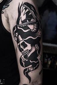 Patró de tatuatge en serp gris negre a l'espatlla
