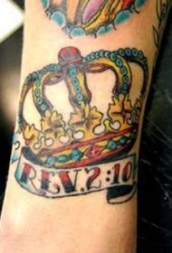 Patrón de tatuaje alfanumérico de corona colorida