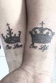 Apprezzamento di un gruppo di disegni di tatuaggi corona relativi alla corona