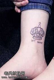 Padrão de tatuagem pequena coroa fresca nas pernas