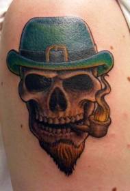Tatuagem de caveira com chapéu colorido no ombro