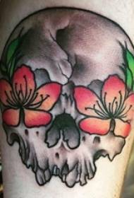 男孩大腿畫水彩素描美麗的花朵頭骨紋身圖片
