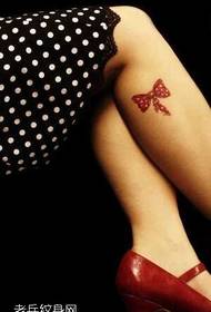 Motif de tatouage petit arc frais sur les jambes