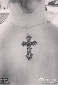 Uzuri wa tattoo ya msalaba nyuma