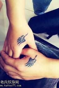 Kézi szárnyakkal totem tetoválás minta