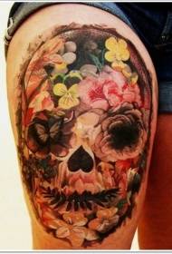 Combinazione di fiori realistici coscia Modello di tatuaggio teschio messicano