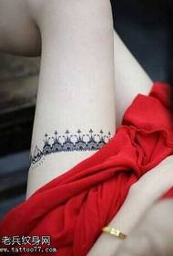 Tatuaggio con gamba in pizzo