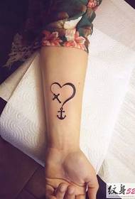 Dili parehas nga sumbanan sa tattoo sa krus
