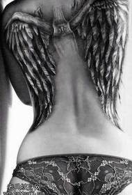 Атмосферный рисунок татуировки крыльев