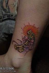 Красивый вид татуировки с ключом на ногах