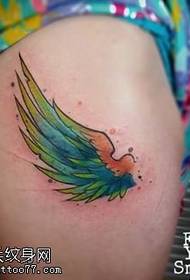 Šlaunų spalvos sparnų tatuiruotės modelis