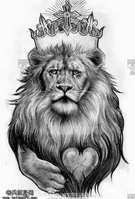 Rankraštinis liūto karaliaus kryžiaus tatuiruotės raštas
