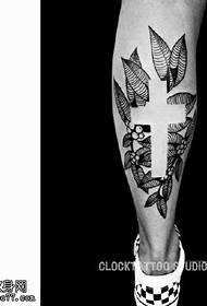 Lo stinco lascia il modello del tatuaggio trasversale