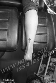Motivo a tatuaggio incrociato sulla caviglia