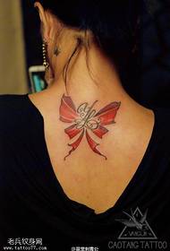 Tatuaggio con fiocco sul retro