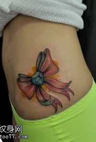 Modello di tatuaggio con fiocco di diamanti in vita