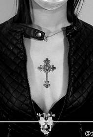 Cross tattoo patroon op die bors