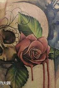 Modello di tatuaggio leccata sulla schiena