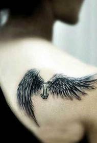 Plecu vēsu spārnu tetovējuma modelis