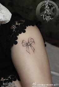 Tatuaggio con fiocco sul polpaccio